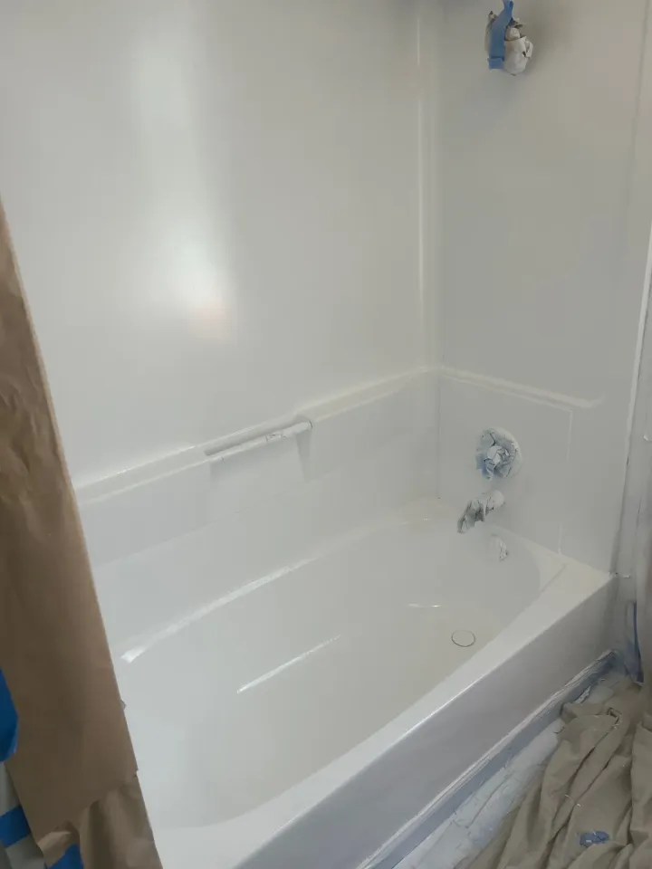Bathtub and surround after reglazing with a clean white finish